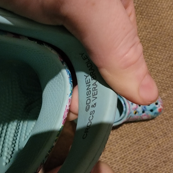 ⚠️SOLD⚠️Vera Bradley× Crocs Little Mermaid *Limited Edition* - Picture 4 of 6